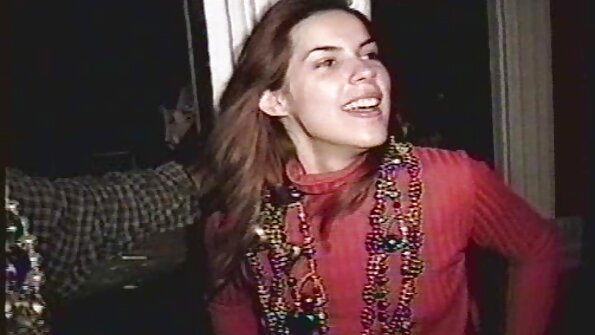 मेलेनिया वॉल्श पांढऱ्या मिनीस्कर्ट, टॅन पँटीहोजमध्ये उच्च बूट आणि पांढऱ्या पॅंटीमध्ये गोंडस दिसते