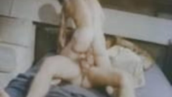 ही मुलगी आंघोळ करणार होती, जोपर्यंत तिला कळले नाही की ते पाणी नाही. तिने प्लंबरला बोलावून त्याला तिच्या नळ्यांकडे पहायला सांगितले, परंतु वास्तविक समस्या पाहण्याऐवजी त्याने ...