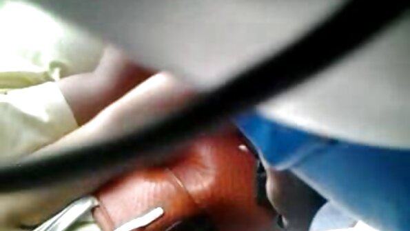 वृद्ध शिक्षक तिच्या कॉपी-बुकवर एका आळशी विद्यार्थ्याला चोदतो