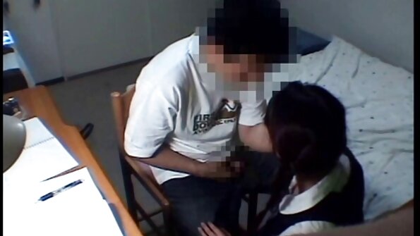 किशोर अमेलिया उर्फ ​​नेस्टी लाजाळू फूटजॉब करत आहे