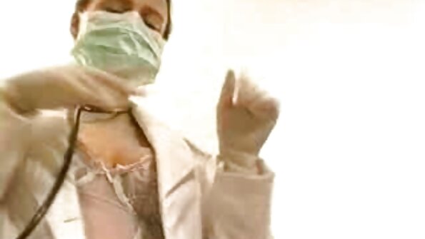 स्टेफी लीला नाचायला आवडते आणि कॅमेरासाठी तिच्या हालचाली दाखवते.