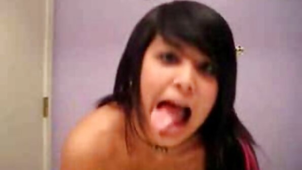 केटी फे - तिचे बुब्स तिच्या काळ्या ड्रेसमधून बाहेर पडले