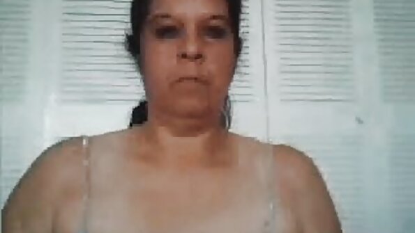 लॉरेन व्ही लाल लेस चड्डी मध्ये पोज देत आहे