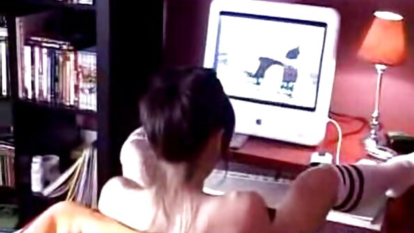 जर तुम्ही बूब फॅन असाल तर तुम्हाला हा व्हिडिओ आवडेल! संपूर्ण व्हिडिओमध्ये, जेसका तिचे स्तन एकत्र दाबते आणि दोन्ही हातांनी त्यांना मालिश करते. ती तिच्या स्तनाग्रांसह खेळते, पिळते आणि ...